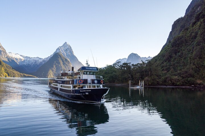 从皇后镇或蒂安瑙出发的米尔福德峡湾游船之旅  - Photo 1 of 6